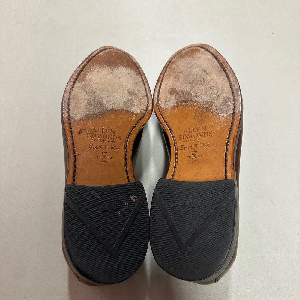 Allen Edmonds Grayson Tassel Loafer
Size 6 1/2 - Picture 4 of 6